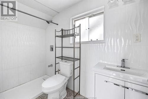 1394 Howard Avenue, Windsor, ON - Indoor Photo Showing Bathroom