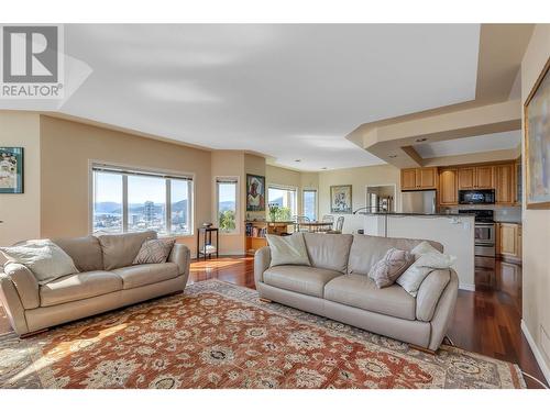 705 Royal Pine Drive, Kelowna, BC - Indoor Photo Showing Living Room
