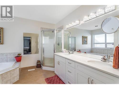 705 Royal Pine Drive, Kelowna, BC - Indoor Photo Showing Bathroom