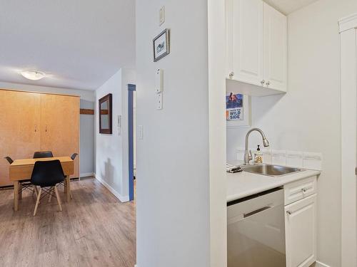 305-1105 Henry Rd, Courtenay, BC - Indoor Photo Showing Kitchen