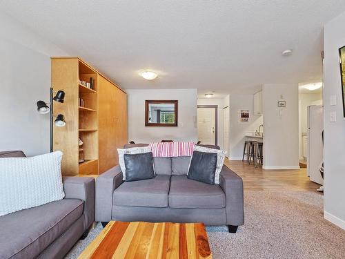 305-1105 Henry Rd, Courtenay, BC - Indoor Photo Showing Living Room