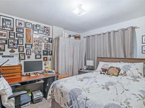 7871,7873 Aats Rd, Lantzville, BC - Indoor Photo Showing Bedroom
