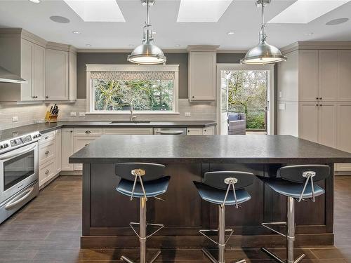 3465 Cadboro Bay Rd, Oak Bay, BC - Indoor Photo Showing Kitchen With Upgraded Kitchen