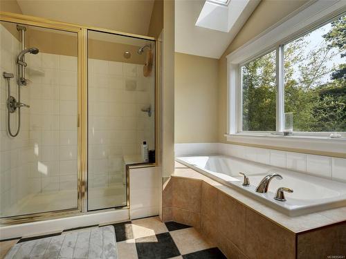 3465 Cadboro Bay Rd, Oak Bay, BC - Indoor Photo Showing Bathroom