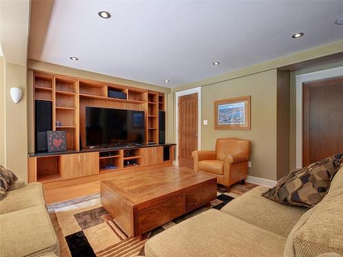 3465 Cadboro Bay Rd, Oak Bay, BC - Indoor Photo Showing Living Room
