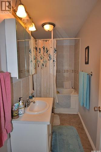 810 7Th Street E, Prince Albert, SK - Indoor Photo Showing Bathroom
