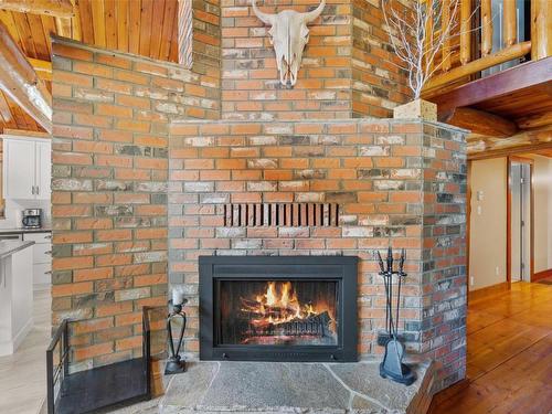 1421 10 Street, Salmon Arm, BC - Indoor Photo Showing Living Room With Fireplace
