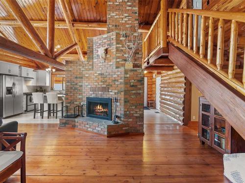 1421 10 Street, Salmon Arm, BC - Indoor With Fireplace