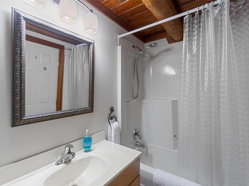 1421 10 Street, Salmon Arm, BC - Indoor Photo Showing Bathroom