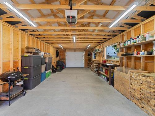 1421 10 Street, Salmon Arm, BC - Indoor Photo Showing Garage