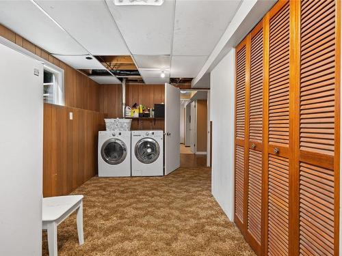 2720 Teal Road, West Kelowna, BC - Indoor Photo Showing Laundry Room