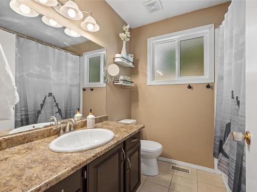 2720 Teal Road, West Kelowna, BC - Indoor Photo Showing Bathroom
