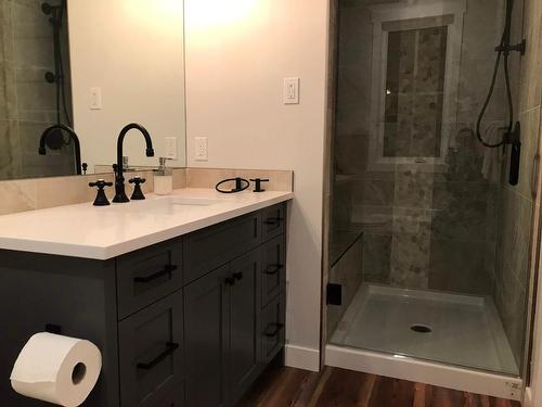 655 Taynton Drive, Invermere, BC - Indoor Photo Showing Bathroom
