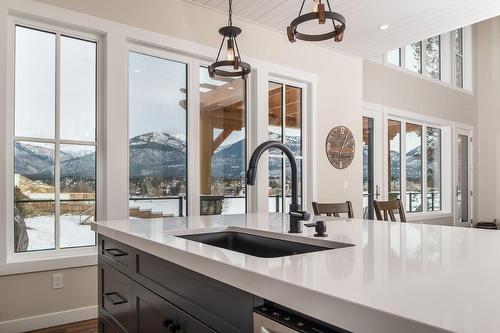 655 Taynton Drive, Invermere, BC - Indoor Photo Showing Kitchen With Upgraded Kitchen