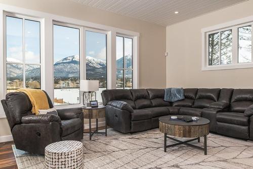 655 Taynton Drive, Invermere, BC - Indoor Photo Showing Living Room