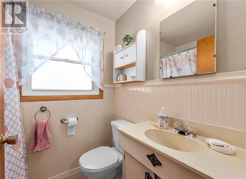 60 Queen Street, Smiths Falls, ON - Indoor Photo Showing Bathroom