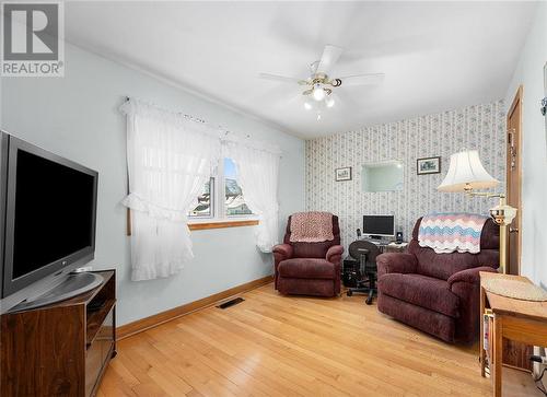 60 Queen Street, Smiths Falls, ON - Indoor Photo Showing Other Room