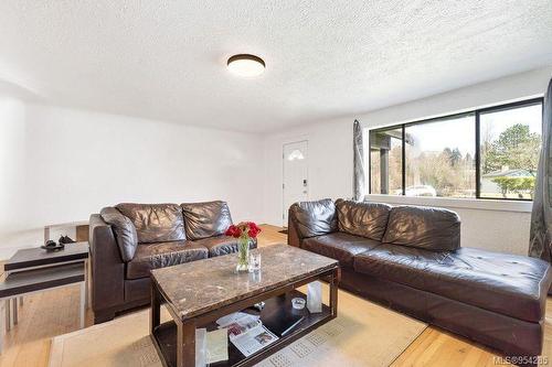 401 Hamilton Ave, Nanaimo, BC - Indoor Photo Showing Living Room