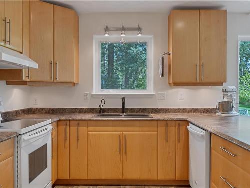 3430 Karen Rd, Black Creek, BC - Indoor Photo Showing Kitchen With Double Sink