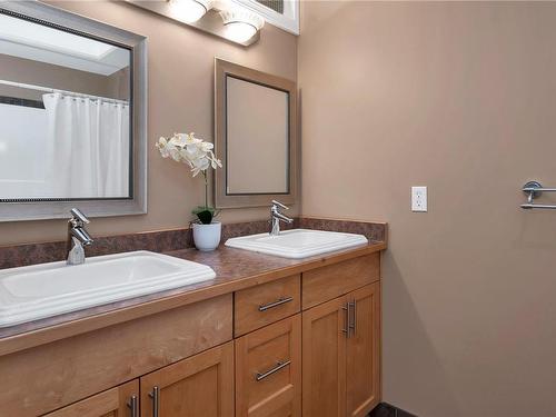 3430 Karen Rd, Black Creek, BC - Indoor Photo Showing Bathroom