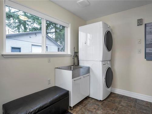 3430 Karen Rd, Black Creek, BC - Indoor Photo Showing Laundry Room