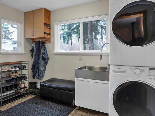 3430 Karen Rd, Black Creek, BC - Indoor Photo Showing Laundry Room