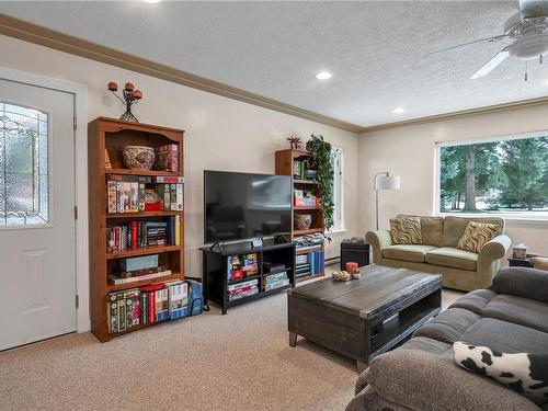 3430 Karen Rd, Black Creek, BC - Indoor Photo Showing Living Room