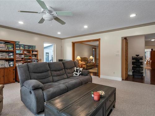 3430 Karen Rd, Black Creek, BC - Indoor Photo Showing Living Room