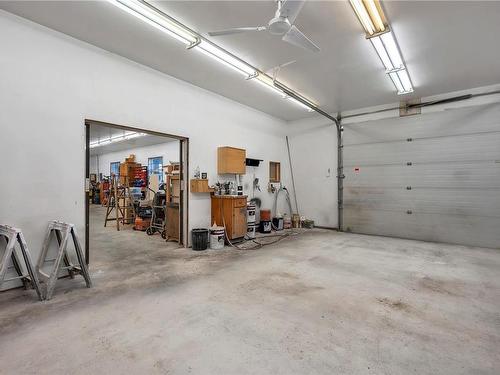 3430 Karen Rd, Black Creek, BC - Indoor Photo Showing Garage