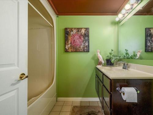 6491 Cowichan Lake Rd, Lake Cowichan, BC - Indoor Photo Showing Bathroom