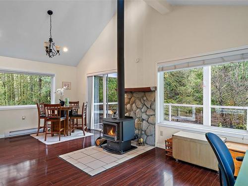 3875 Leaside Rd, Cobble Hill, BC - Indoor With Fireplace