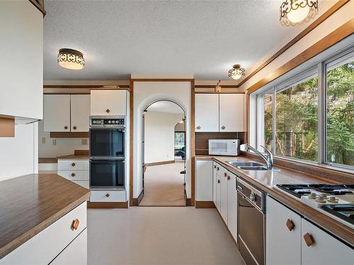 3875 Leaside Rd, Cobble Hill, BC - Indoor Photo Showing Kitchen With Double Sink