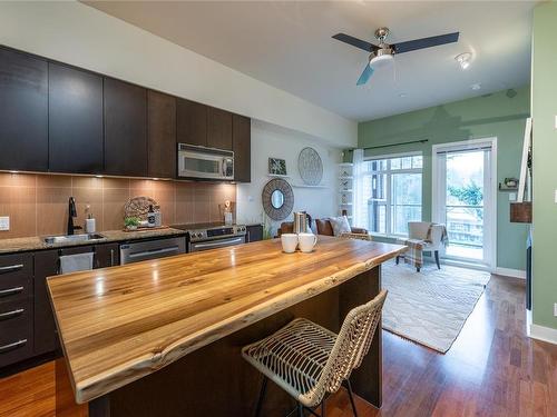 406-1375 Bear Mountain Pkwy, Langford, BC - Indoor Photo Showing Kitchen With Upgraded Kitchen