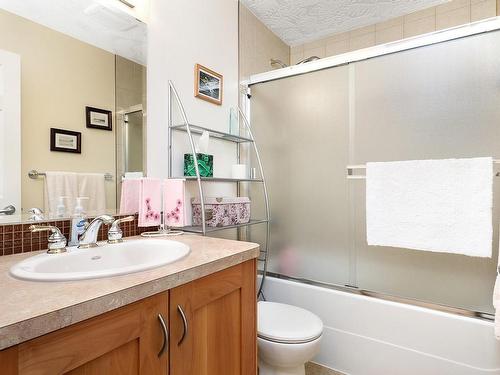 301-1912 Comox Ave, Comox, BC - Indoor Photo Showing Bathroom