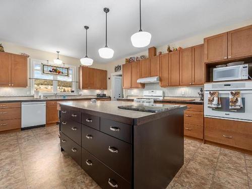 661 Lagoon Court Road, Clinton, BC - Indoor Photo Showing Kitchen