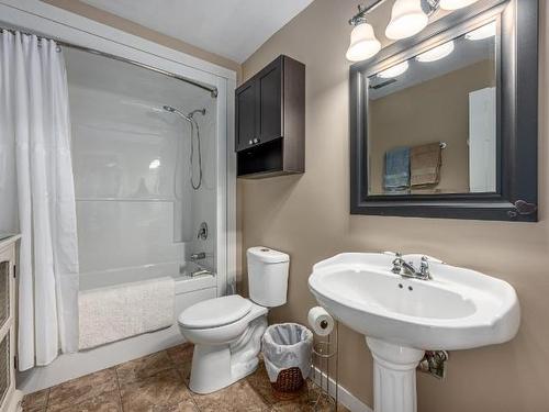 661 Lagoon Court Road, Clinton, BC - Indoor Photo Showing Bathroom