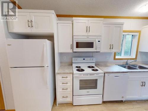 38-6263 Lund Street, Powell River, BC - Indoor Photo Showing Kitchen With Double Sink