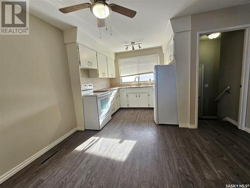 A&B 340 Begg Street W, Swift Current, SK - Indoor Photo Showing Kitchen
