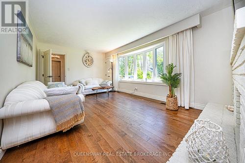 746 Sedore Avenue, Georgina, ON - Indoor Photo Showing Living Room