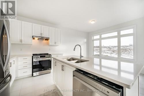 91 Thicketwood Ave, Barrie, ON - Indoor Photo Showing Kitchen With Stainless Steel Kitchen With Upgraded Kitchen