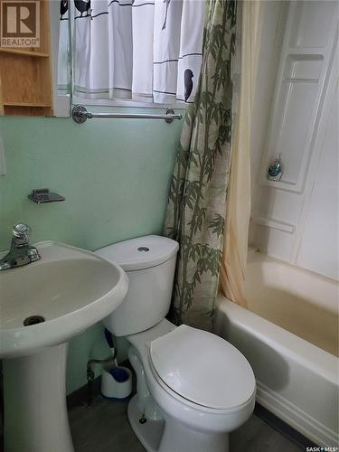 105 3Rd Street N, Cabri, SK - Indoor Photo Showing Bathroom