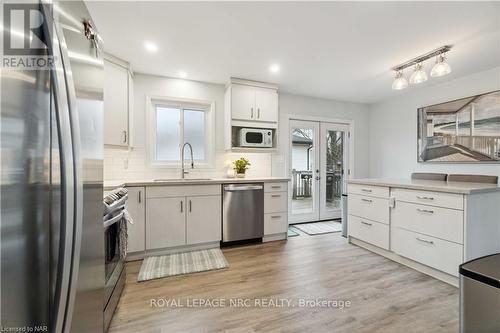 83 Gordon Ave, Fort Erie, ON - Indoor Photo Showing Kitchen With Upgraded Kitchen
