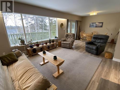 460 Birch Place, 100 Mile House, BC - Indoor Photo Showing Living Room