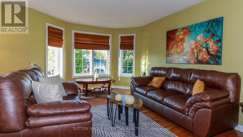 59 Nicklaus Drive, Barrie, ON - Indoor Photo Showing Living Room