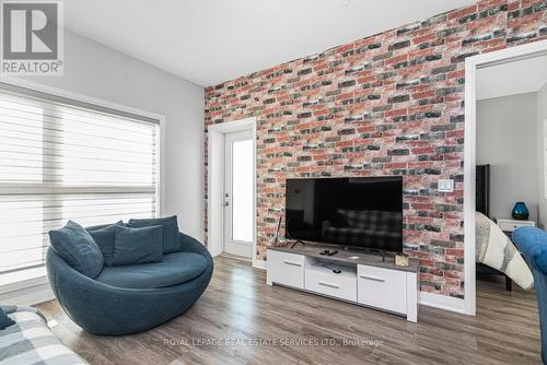 #220 -102 Grovewood Common Cres, Oakville, ON - Indoor Photo Showing Living Room