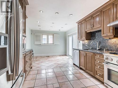24 Premier Pl, Brampton, ON - Indoor Photo Showing Kitchen With Upgraded Kitchen