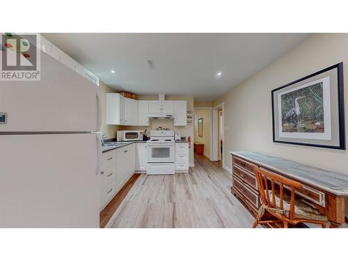 20 Finch Crescent, Osoyoos, BC - Indoor Photo Showing Kitchen