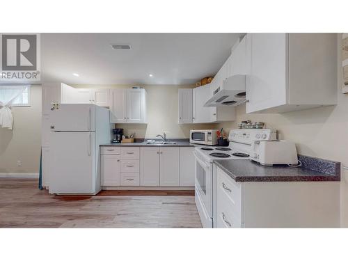 20 Finch Crescent, Osoyoos, BC - Indoor Photo Showing Kitchen With Double Sink