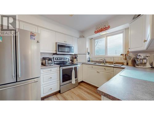20 Finch Crescent, Osoyoos, BC - Indoor Photo Showing Kitchen With Double Sink