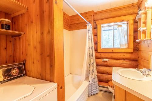 857 Riondel Rd, Crawford Bay, BC - Indoor Photo Showing Bathroom